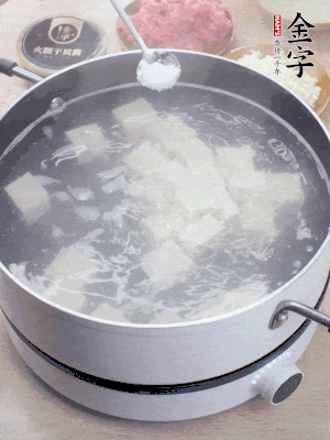 豆腐切成大小均勻正方體，鍋內(nèi)放水，加一點(diǎn)鹽焯水10秒。