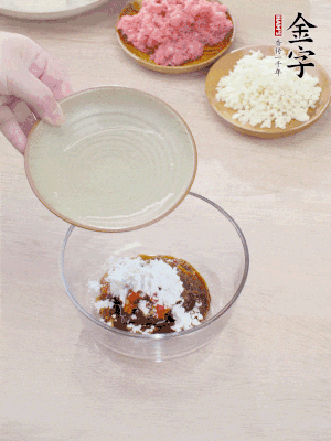 調(diào)料汁：金字火腿干貝醬2勺、剁椒1/2勺、生抽1/2勺、淀粉2勺、清水半碗。