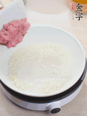 鍋內(nèi)熱油，蒜泥、牛肉泥炒至酥香。