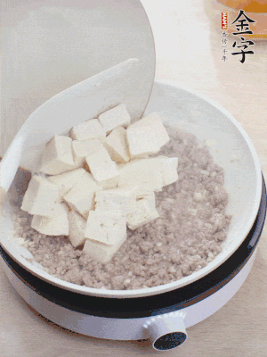 放豆腐翻拌均勻，倒料汁燜煮。