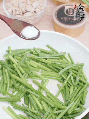 起鍋熱油，下韭菜苔炒至變色。加少許鹽。