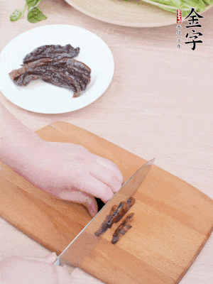金字醬油肉下鍋煮10分鐘，切薄片。