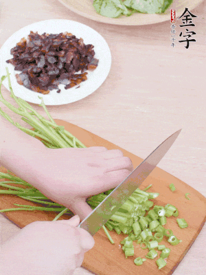空心菜摘掉葉子，菜梗切成丁。