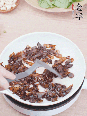 起鍋熱油，煸香醬油肉，撥拉到一邊。