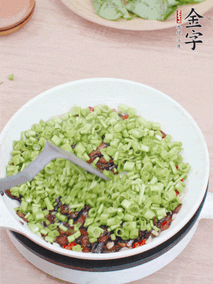 下菜梗翻炒，混合醬油肉。