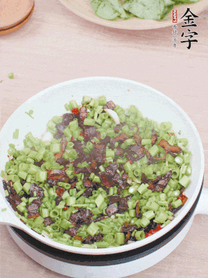 1勺生抽、1勺蠔油、1點(diǎn)點(diǎn)白糖調(diào)味。