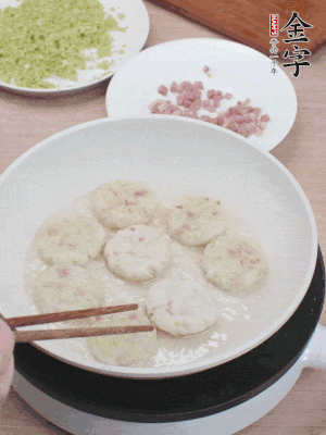 鍋中涼油，慢煎至兩面有脆殼。（油可以多一點(diǎn)）