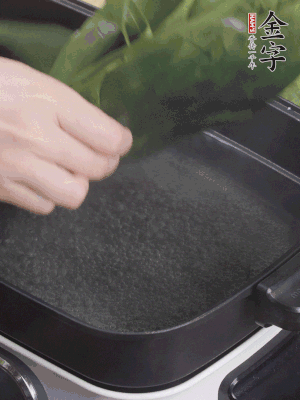 粽葉入沸水煮1分鐘，翻面再煮1分鐘，清洗干凈加水浸泡。