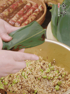 粽葉往下折，完全蓋住，兩側(cè)捏緊。