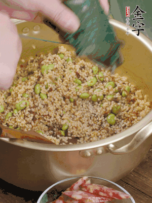 再附一張粽子，一齊向后折疊，線繩捆綁。