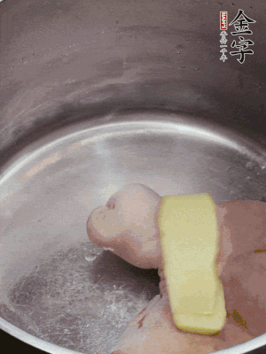 撈出洗凈后，加蔥姜、黃酒二遍焯水。