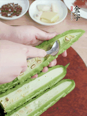 苦瓜去籽切薄片，一點(diǎn)鹽拌勻，10分鐘后沖洗控干。香蔥切蔥花、姜切末、蒜拍碎、干辣椒切圈。