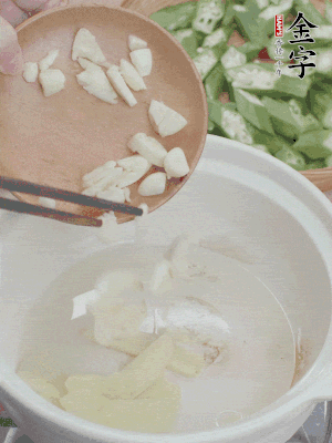 砂煲熱油，姜蒜、辣椒煸香。