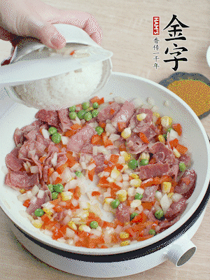 放米飯炒至顆粒分明。