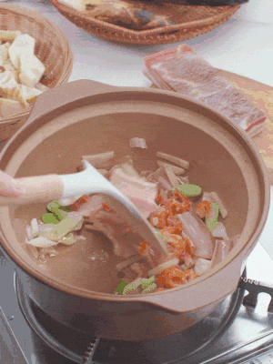 砂鍋中倒入油，放入姜片、蔥段、咸肉、海米炒出香味。