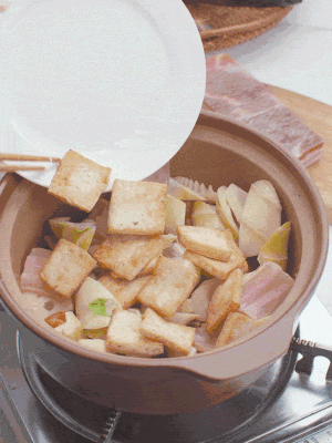 依次下春筍、豆腐，開水沒過食材。