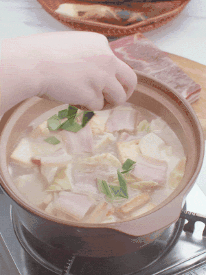一小撮鹽、糖、雞精調味，最后撒點蒜葉點綴。