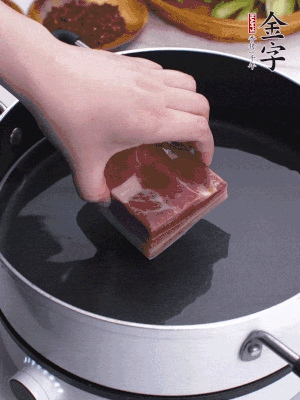 金字淡咸肉冷水入鍋煮15分鐘。