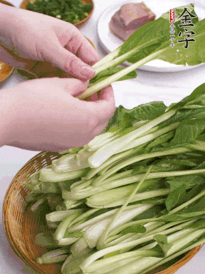 小青菜掰成一片片。