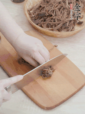 干茶樹菇浸泡過夜，去老根焯水，擠干水份。