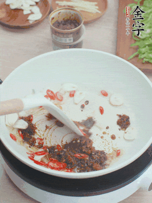 熱鍋涼油，姜蒜、辣椒、金字火腿xo醬炒香。
