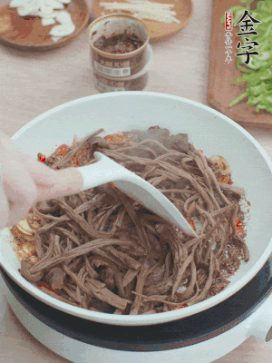下茶樹菇煸炒4分鐘。