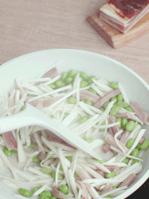 下茭白絲、青豆翻炒。