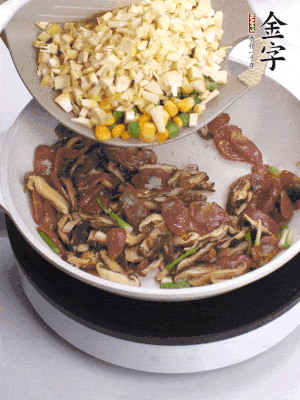 鍋里熱油，爆香蔥白，下香腸片炒至微微出油，加時蔬粒、香菇粒、春筍粒翻炒均勻。