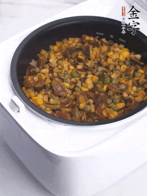 電飯煲按煮飯鍵，出鍋撒蔥花。