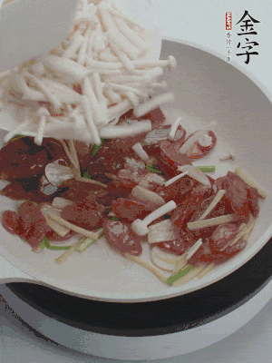 放白玉菇、青紅辣椒、雞蛋。