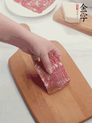 金字培根火腿改刀切小片；白洋蔥切??；新鮮豌豆剝殼。