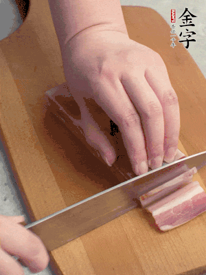 百合切去頭尾，分開洗凈;咸肉切薄片。