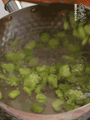 鍋中水沸，放一撮鹽，下蠶豆豆瓣焯3分鐘，下百合，3秒撈出，一起撈出瀝水。