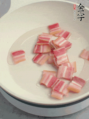 鍋中少許油，金字淡咸肉煸香。