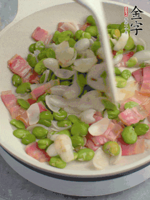 放蠶豆豆瓣、百合炒勻。