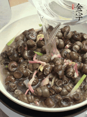 倒處理干凈的螺螄翻炒，加3勺料酒。加清水蓋過螺螄，中火蓋蓋煮5分鐘。
