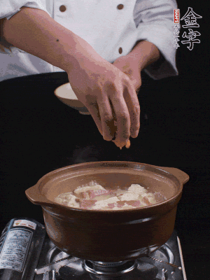 下蝦仁干，煮5分鐘。撒蒜葉，煮1分鐘。