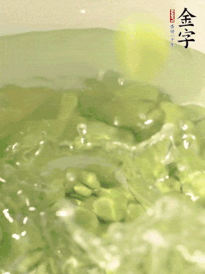 新鮮蠶豆熱水焯水30秒，然后浸入涼水。