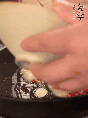 豬油潤鍋，下辣椒、大蒜、火腿片煸香。