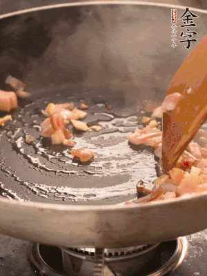 熱油爆香大蒜粒，煸香咸肉丁，淋一勺黃酒調(diào)味。