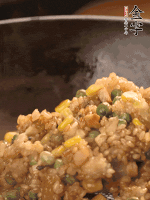 再下糯米，1勺蠔油、2勺生抽調(diào)味翻炒均勻。