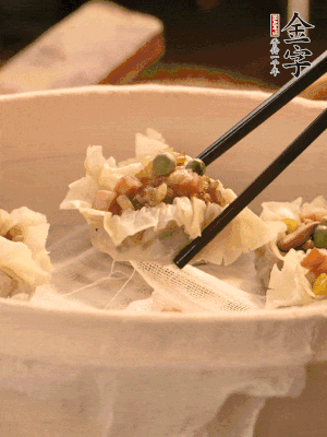 包好的燒賣(mài)放在蒸籠上，水開(kāi)后蒸8分鐘左右。