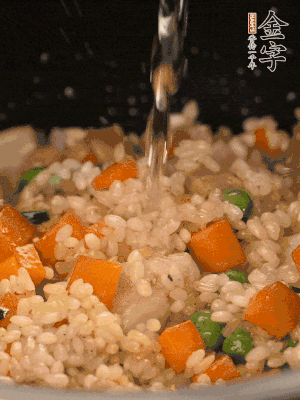 把食材轉(zhuǎn)移到電飯鍋中，倒入點(diǎn)清水，正常煮飯。