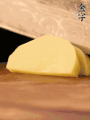 土豆去皮切丁。水開后，放入鍋中煮2-3分鐘，撈出瀝干水分。