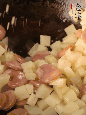 再放烤腸片煎熟。撒點鹽、孜然粉、辣椒面。