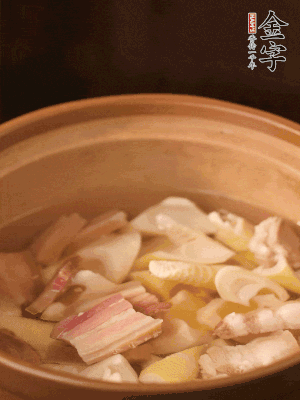 春筍、咸肉、咸肉一起入砂鍋，加姜片、料酒、清水大火煮沸到湯色變白。轉(zhuǎn)小火慢篤半小時(shí)。