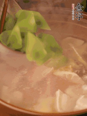 再加入焯水過(guò)的百葉結(jié)、萵筍塊燉15-20分鐘。