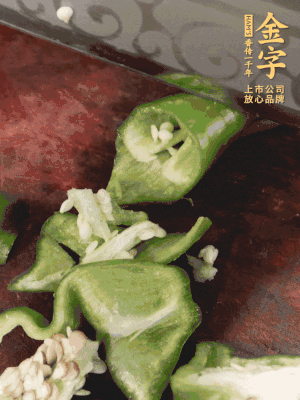辣椒洗凈斜切成段，蒜切片。