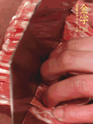 金字蒸炒火腿對(duì)半改刀。