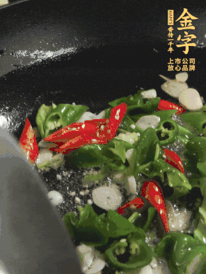 起鍋燒油，加辣椒、蒜片大火翻炒出香味。